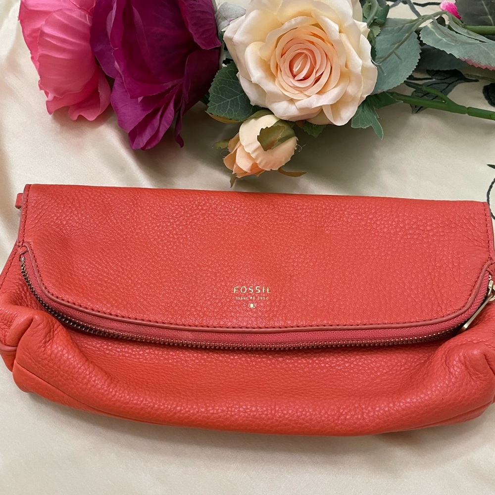 Beautiful color Fossil clutch bag!